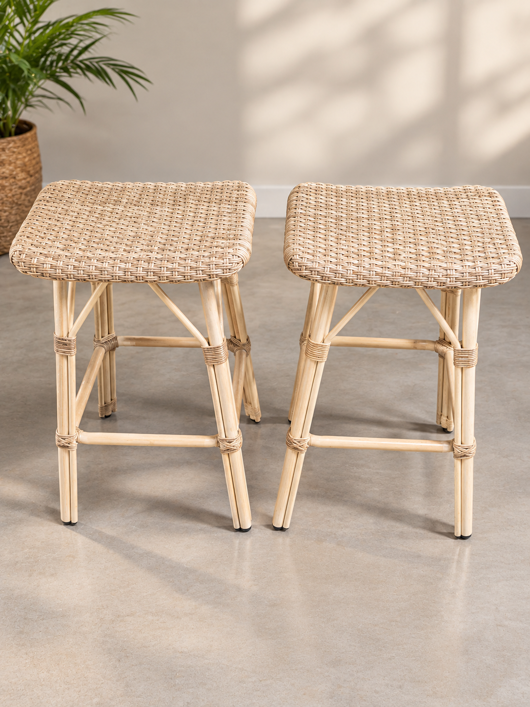 🪑 Taburete de Ratán Natural – Estilo y Calidez
